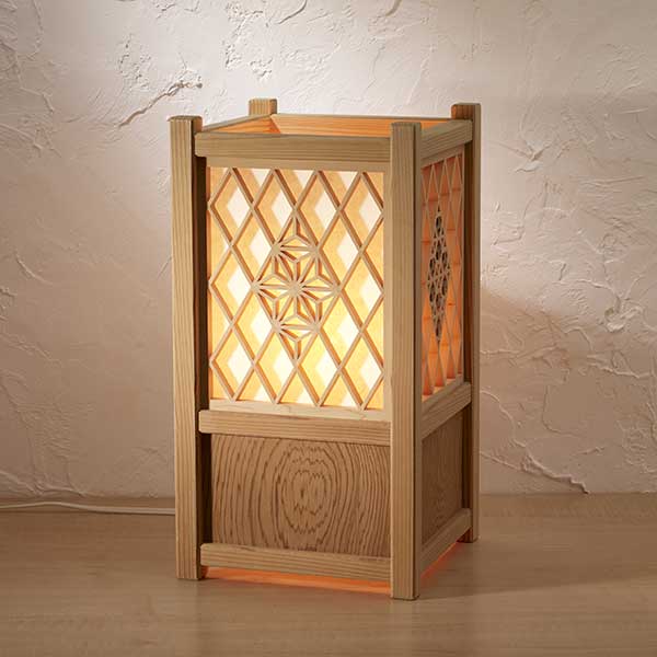 Artisanat kumiko　Lanterne andon - Petite, décorée sur les quatre faces (motifs : carapace de tortue et fleurs de cerisier, carapace de tortue et campanules, carapace de tortue et feuilles de chanvre), W20×H37×Ｄ20cｍ